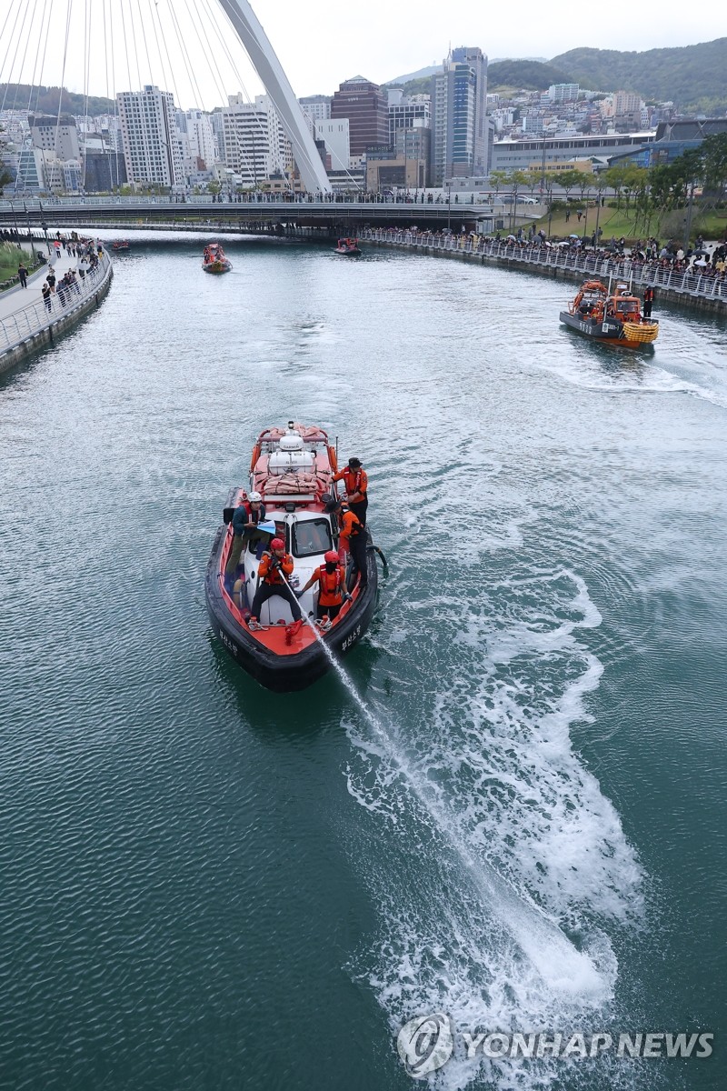 Members of the Coast Guard on patrol boats engage in an operation on the waterway of the North Port Waterfront Park in the southeastern port city of Busan on Sept. 28, 2026, to guide a copper shark with a length of about 4 meters to the open sea after the shark, whose nickname "Bukangi" has been circulating online, was found in the waterway on Sept. 18. (Yonhap) (END)