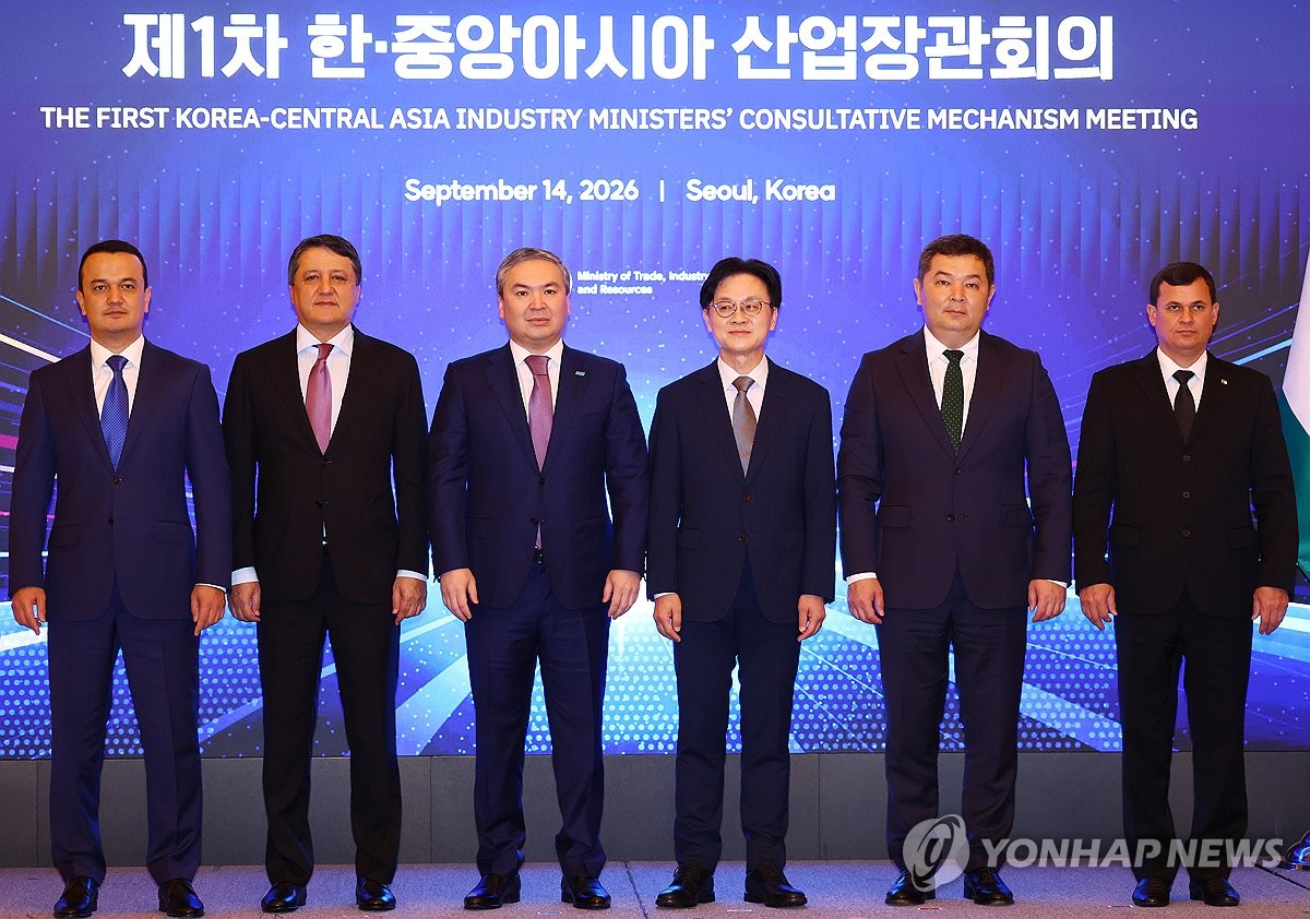 South Korean Industry Minister Kim Jung-kwan (4th from L) and his counterparts from the five Central Asian countries -- Kazakhstan, Uzbekistan, Turkmenistan, Tajikistan and Kyrgyzstan -- pose for a group photo during their consultative mechanism meeting in Seoul, on Sept. 14, 2026. (Yonhap) (END)