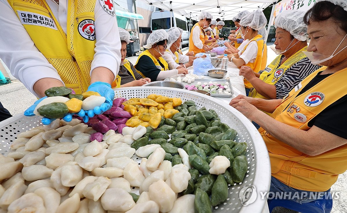 Volunteers make "songpyeon," a traditional rice cake enjoyed during Chuseok, for delivery to people in need at the Incheon chapter of the Korean Red Cross in Incheon, west of Seoul, on Sept. 21, 2026. (Yonhap) (END)