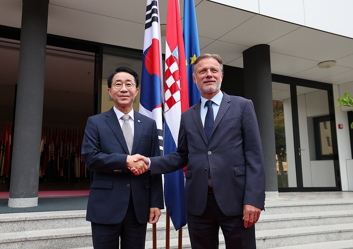National Assembly Speaker Cho Jeong-sik (L) shakes hands with Croatian Parliament Speaker Gordan Jandrokovic in Zagreb on Oct. 9, 2026, in this photo provided by Cho's office. (PHOTO NOT FOR SALE) (Yonhap) (END)