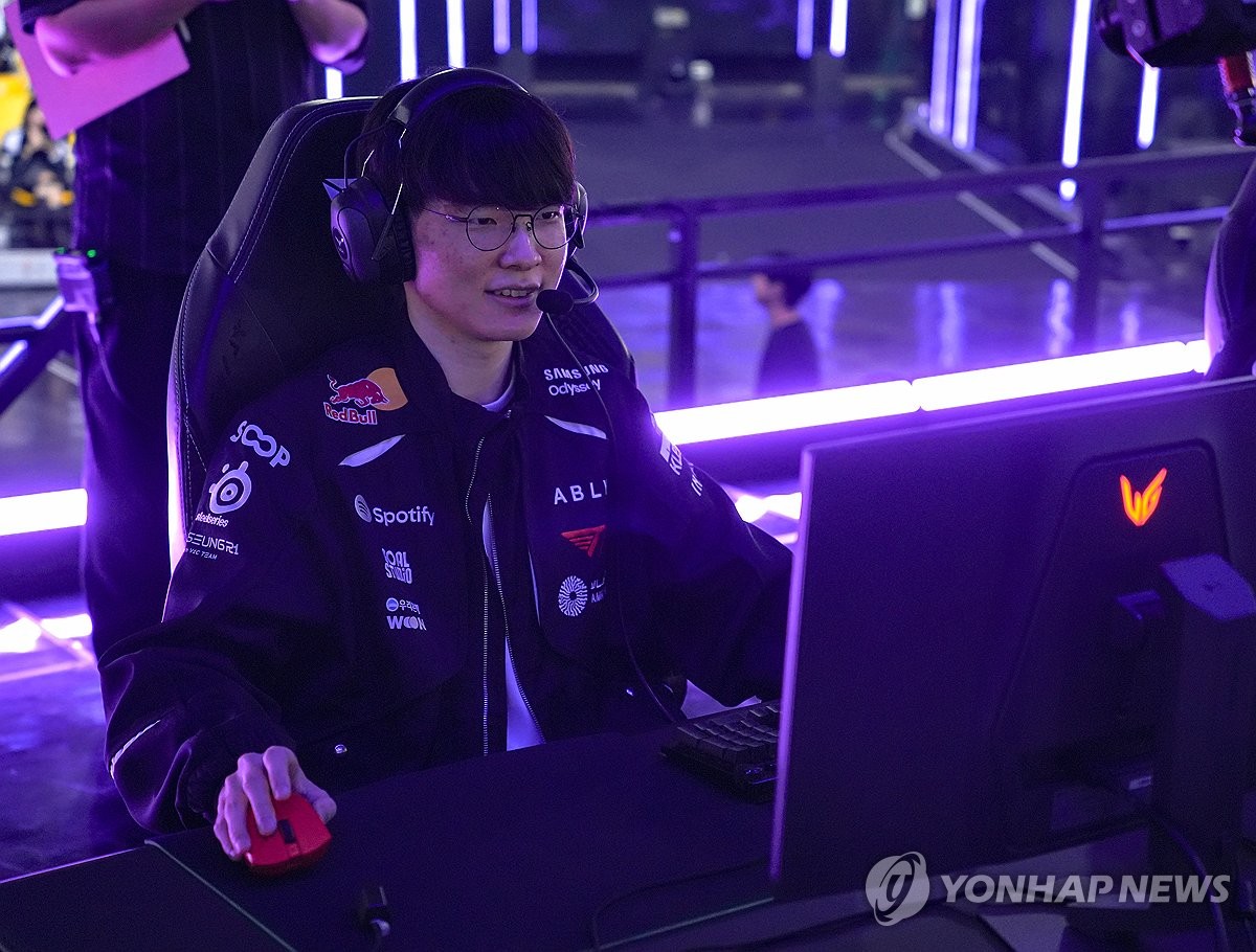 Lee Sang-hyeok, better known as Faker of esports team T1, checks his equipment before the 2026 LCK playoff final qualification match at KSPO Dome in Seoul on Sept. 12, 2026. (Yonhap) (END)