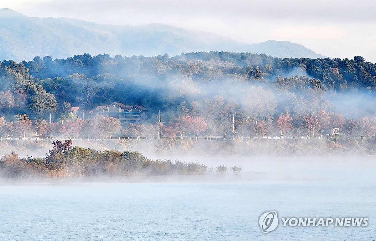 Fog blankets the surface of Uiam Lake in Chuncheon, Gangwon Province, northeastern South Korea, on Oct. 6, 2026, as South Korea experiences chilly weather nationwide amid a wider daily temperature range. (Yonhap) (END)