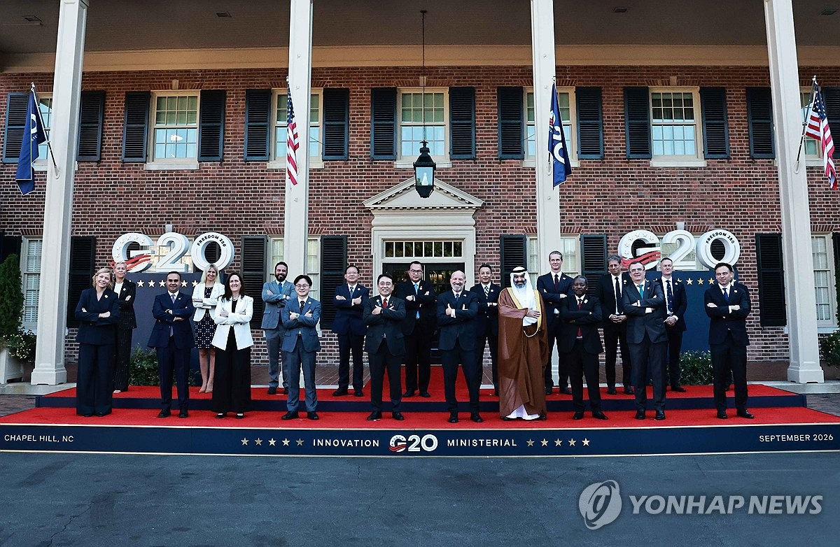 South Korean Industry Minister Kim Jung-kwan (4th from L, 1st row) joins a group photo session during a Group of 20 meeting on innovation in Chapel Hill, North Carolina, on Sept. 2, 2026, in this photo provided by Kim's office. (PHOTO NOT FOR SALE) (Yonhap) (END)