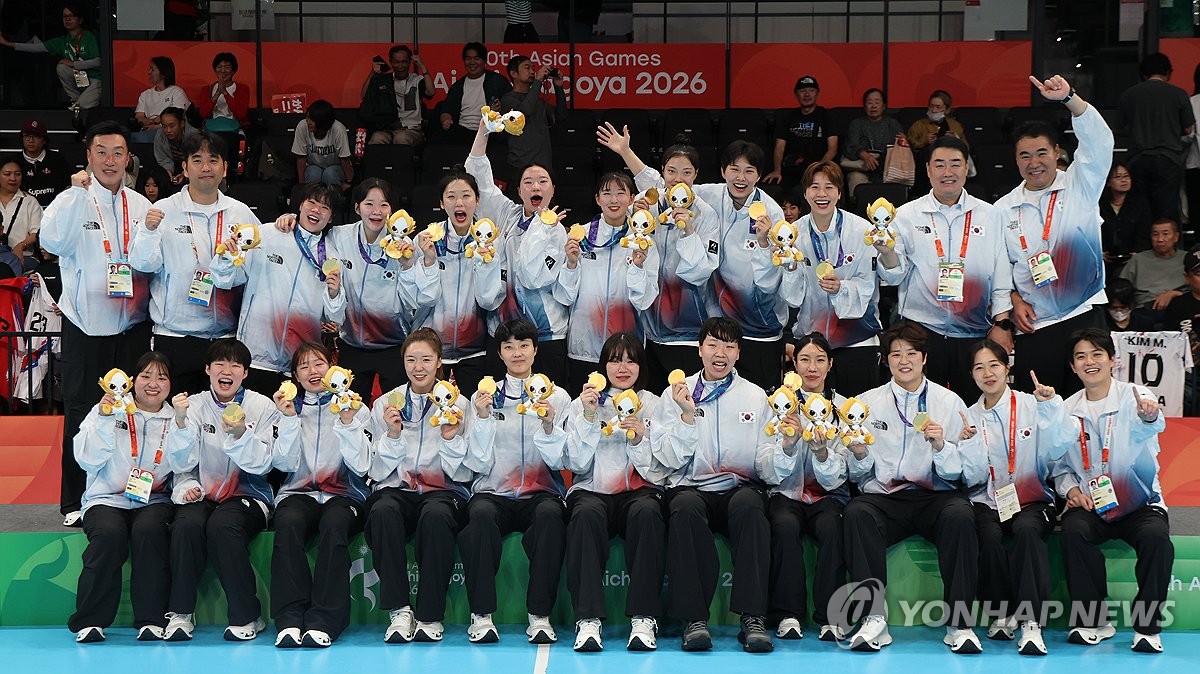 South Korean players pose for a photo during the medal ceremony after beating Japan 27-23 to win the Aichi-Nagoya Asian Games women's handball gold at Entrio in Inazawa in Aichi Prefecture, central Japan, on Sept. 27, 2026. (Yonhap) (END)