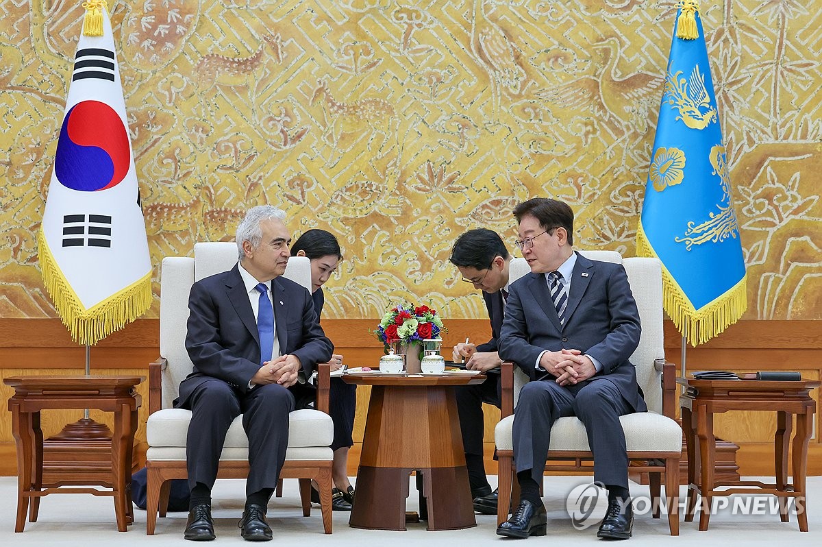 South Korean President Lee Jae Myung (R) holds talks with International Energy Agency Executive Director Fatih Birol at the presidential office Cheong Wa Dae in Seoul on Sept. 17, 2026. (Pool photo) (Yonhap) (END