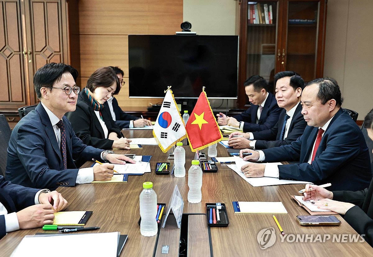 South Korean Industry Minister Kim Jung-kwan (L) holds talks with Vietnamese Science and Technology Minister Vu Hai Quan (R) during their meeting in Seoul on Sept. 30, 2026, in this photo released by the South Korean industry ministry. (PHOTO NOT FOR SALE) (Yonhap) (END)