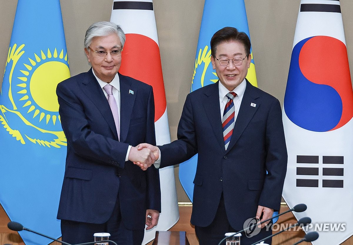 South Korean President Lee Jae Myung (R) poses for a photo with Kazakh President Kassym-Jomart Tokayev ahead of their summit talks at the presidential office Cheong Wa Dae in Seoul on Sept. 15, 2026. (Yonhap) (END)