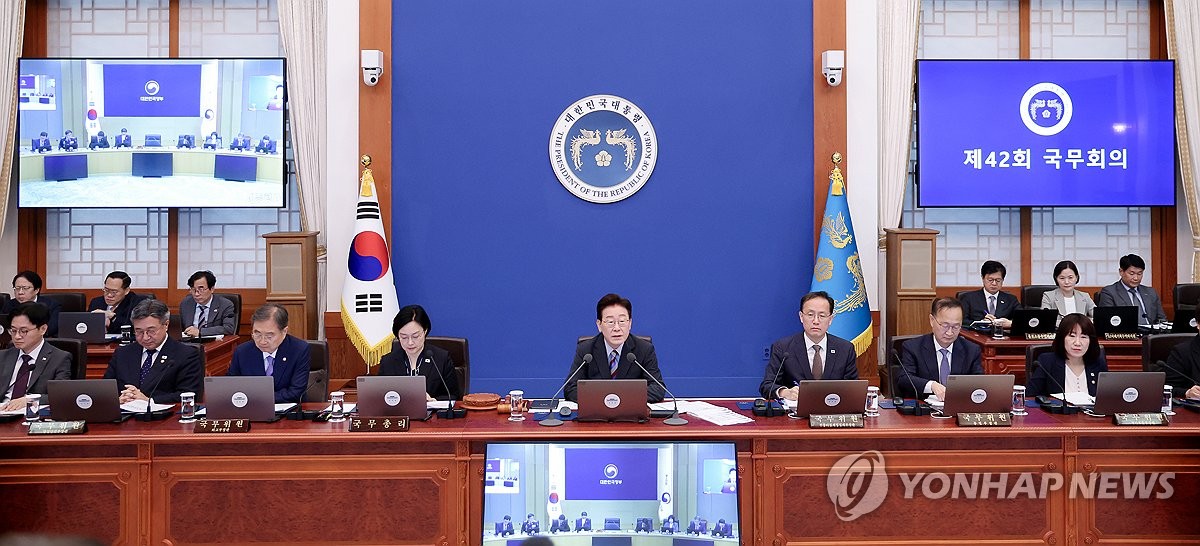 President Lee Jae Myung (5th from L) attends a Cabinet meeting at the presidential office Cheong Wa Dae in Seoul on Sept. 29, 2026. (Pool photo) (Yonhap) (END)