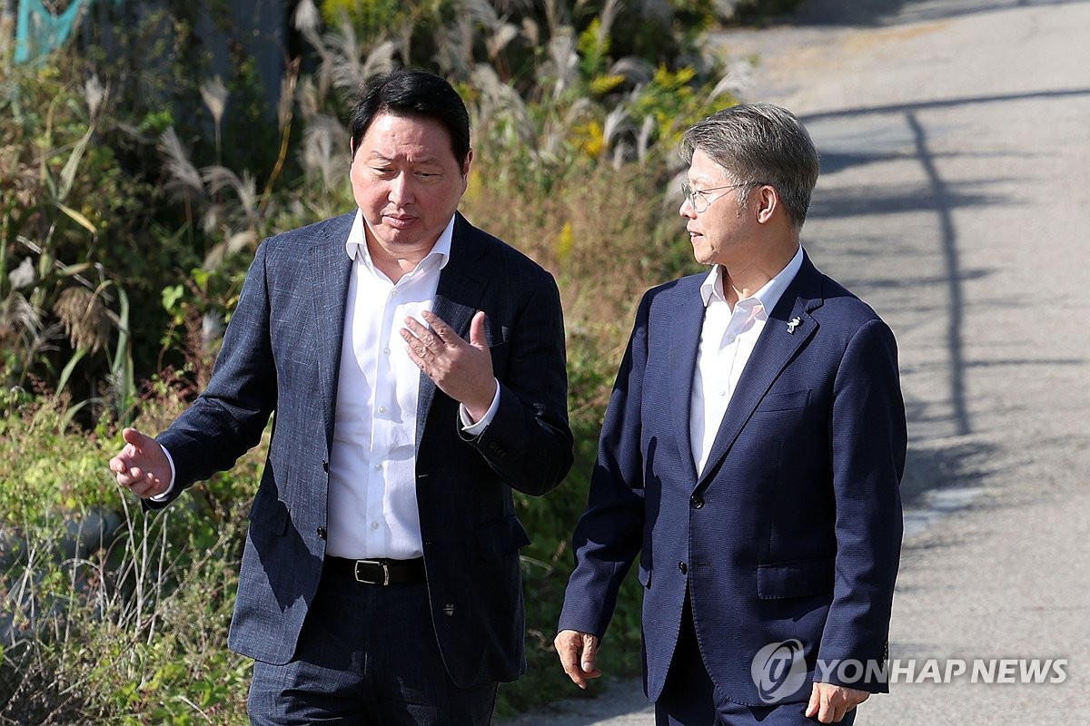 SK Group Chairman Chey Tae-won (L) visits Gwangju Air Base in the southwestern namesake city on Oct. 9, 2026, after the air base was selected as the site for a project to build a new chip cluster. (Yonhap) (END)