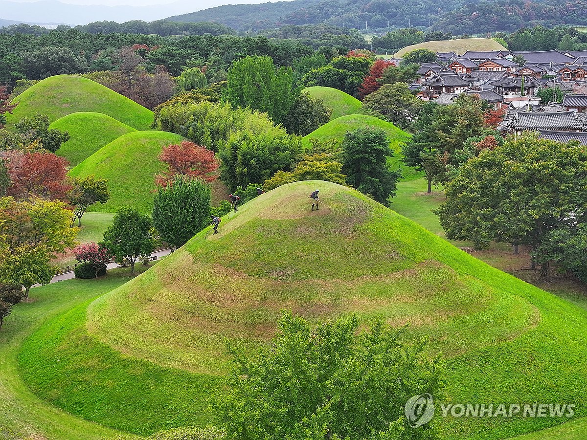 Workers cut grass around a royal tomb from the Silla Dynasty (57 BC-AD 935) in the ancient city of Gyeongju, southeastern South Korea, on Sept. 18, 2026, ahead of Chuseok, the major Korean harvest festival that falls on Sept. 25 this year. Mowing grass around ancestors' tombs is part of Koreans' preparations for the observation of Chuseok. (Yonhap) (END)