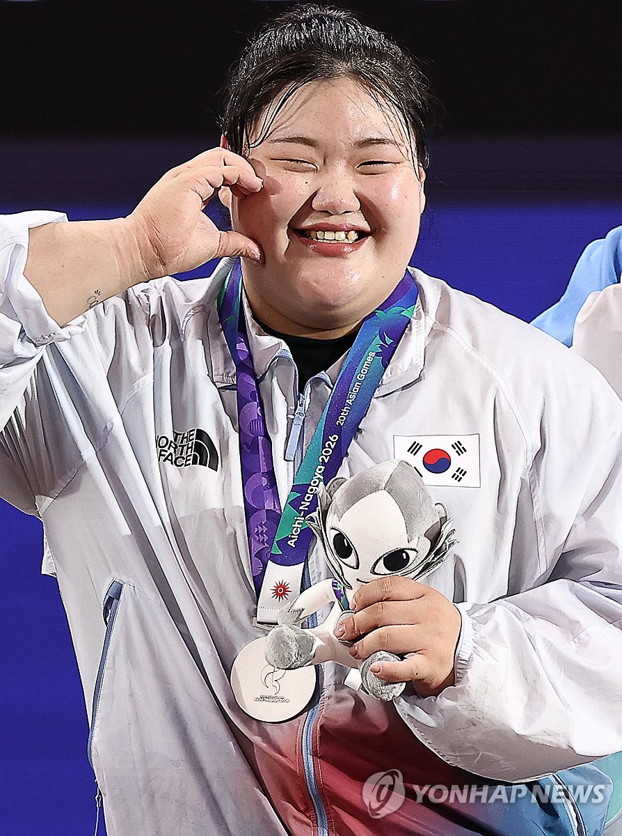 Park Hye-jeong of South Korea poses for a photo during the medal ceremony after lifting a combined total of 300 kilograms to win silver in the women's +86-kilogram weightlifting event at the Asian Games at the Trade and Industry Center in Nagoya, central Japan, on Sept. 29, 2026. (Yonhap) (END)