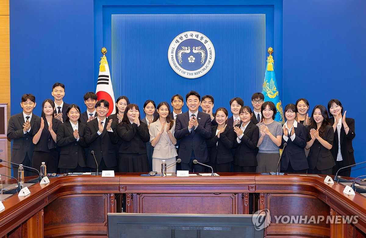 Presidential chief of staff Kang Hoon-sik (7th from L, front row) welcomed select candidates chosen for the Cheong Wa Dae youth fellowship and granted them a letter of appointment on Sept. 1, 2026, in this photo provided by the presidential office. (PHOTO NOT FOR SALE) (Yonhap) (END)