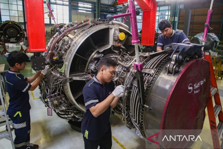Technicians repair an aircraft engine at the Garuda Maintenance Facility (GMF) AeroAsia hangar, Soekarno-Hatta Airport, Tangerang, Banten, Wednesday (April 15, 2026).