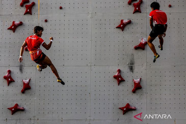 Indonesian sport climbing athletes Antasyafi Robby Al Hilmi (left) and Raharjati Nursamsa (right) 
