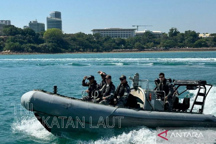 Indonesian and Australian navy personnel