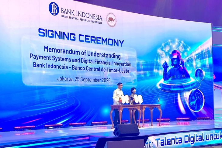 Bank Indonesia Governor Destry Damayanti displays a memorandum of understanding signed with Helder Lopes, governor of the central bank of Timor-Leste