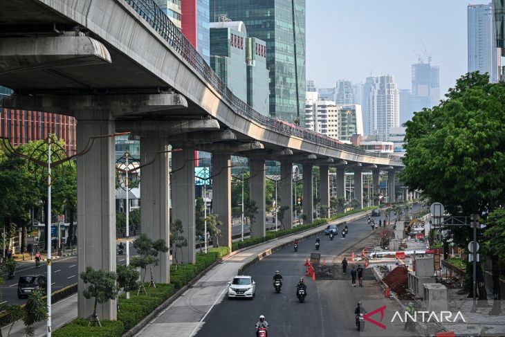 Vehicles pass along Jalan Rasuna Said in Kuningan, Jakarta