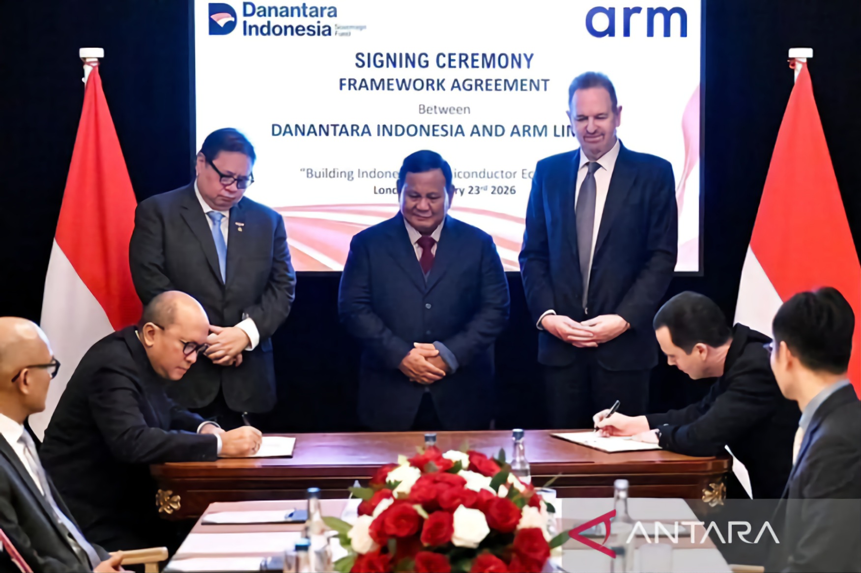 President Prabowo Subianto (center) witnesses the signing of a cooperation agreement between BPI Danantara and Arm Limited London in London, UK on Monday (Feb 23, 2026). (ANTARA)