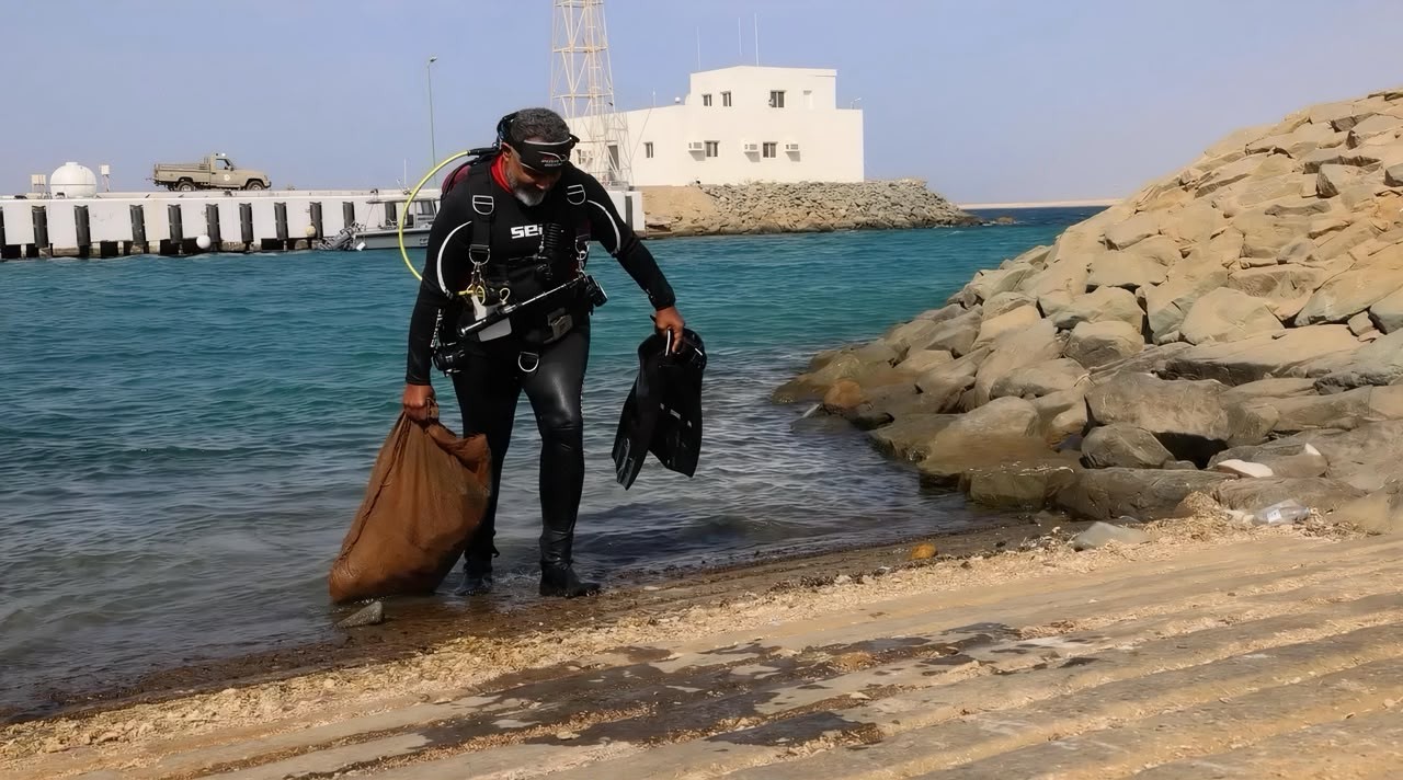 Border Guard Launches Volunteer Initiative to Clean Seabed in Madinah Region
