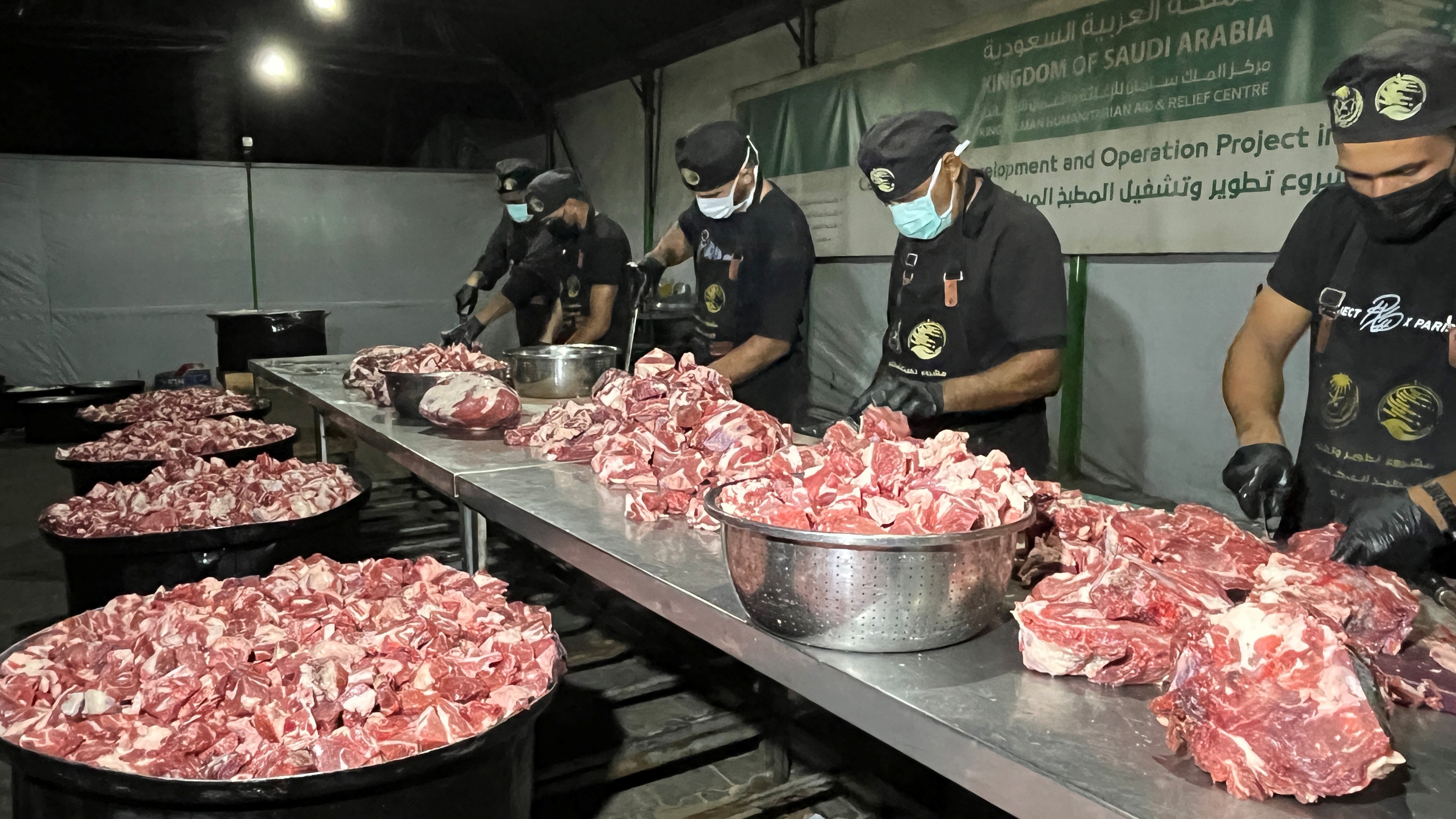 KSrelief Distributes 25,000 Hot Meals in Gaza Strip