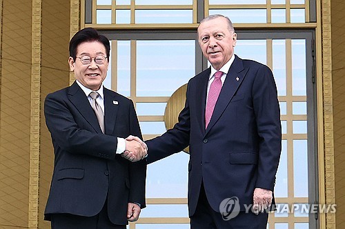 President Lee Jae Myung (L) shakes hands with Turkish President Recep Tayyip Erdogan ahead of their summit at the presidential palace in Ankara on Nov. 24, 2025. (Yonhap)