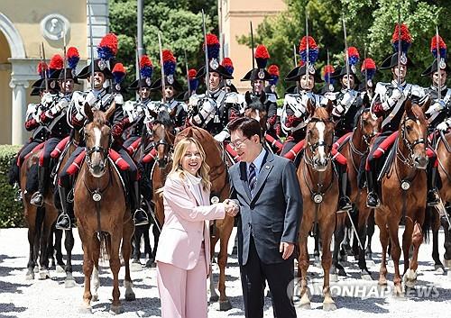 President Lee Jae Myung (R) shakes hands with Italian Prime Minister Giorgia Meloni in Rome on June 12, 2026, ahead of their talks. (Yonhap)
