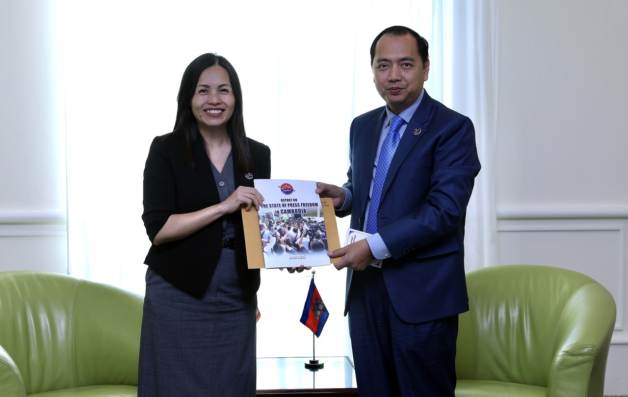 BANDAR SERI BEGAWAN, May 7 -- Malaysia's Deputy Minister of Communications Teo Nie Ching receives a token of appreciation from Cambodia Minister for Information Neth Pheaktra (right) after a bilateral meeting on the 17th Conference of ASEAN Ministers Responsible For Information (AMRI) today.  --fotoBERNAMA (2025) COPYRIGHT RESERVED