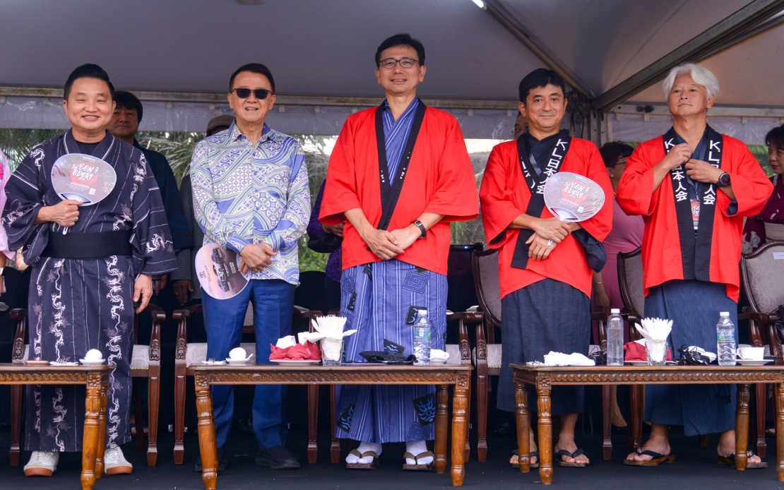 PETALING JAYA, July 11 -- Japanese Ambassador to Malaysia Noriyuki Shikata (centre) attends the 50th Bon Odori 2026 at Sunway City Kuala Lumpur, which returns for a milestone celebration of Japanese culture and traditions today.  Also present are Sunway Group Berhad Founder and Chairman Tan Sri Jeffrey (second, left), President of the Japan Club of Kuala Lumpur Yoshiaki Okabe (second, right), and State Executive Councillor for Local Government and Tourism Ng Suee Lim (left).  -- fotoBERNAMA (2026) COPYRIGHT