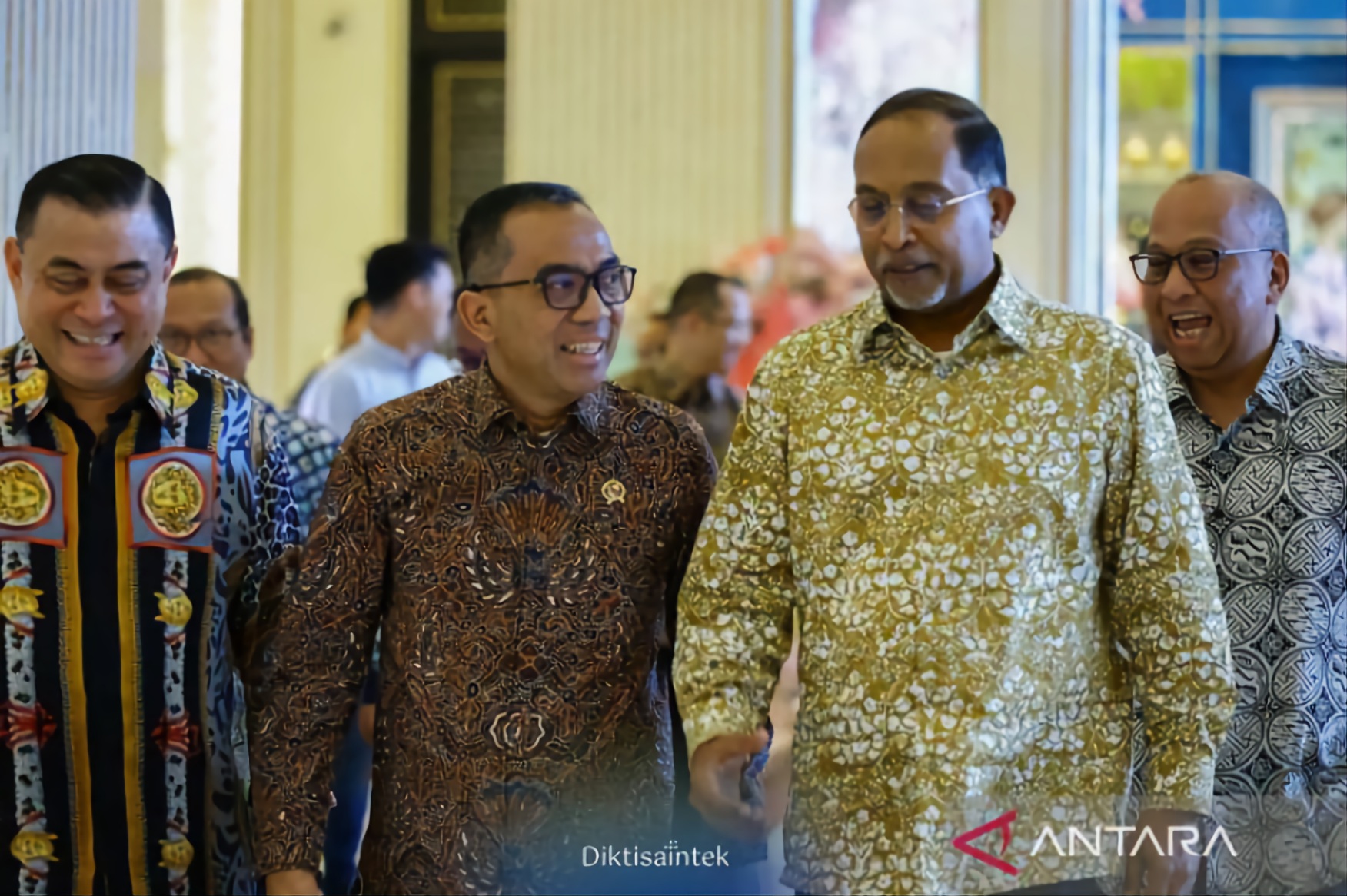 Indonesia's Minister of Higher Education, Science, and Technology Brian Yuliarto (second left) speaks with Malaysia's Higher Education Minister Zambry Abdul Kadir (right). (ANTARA)