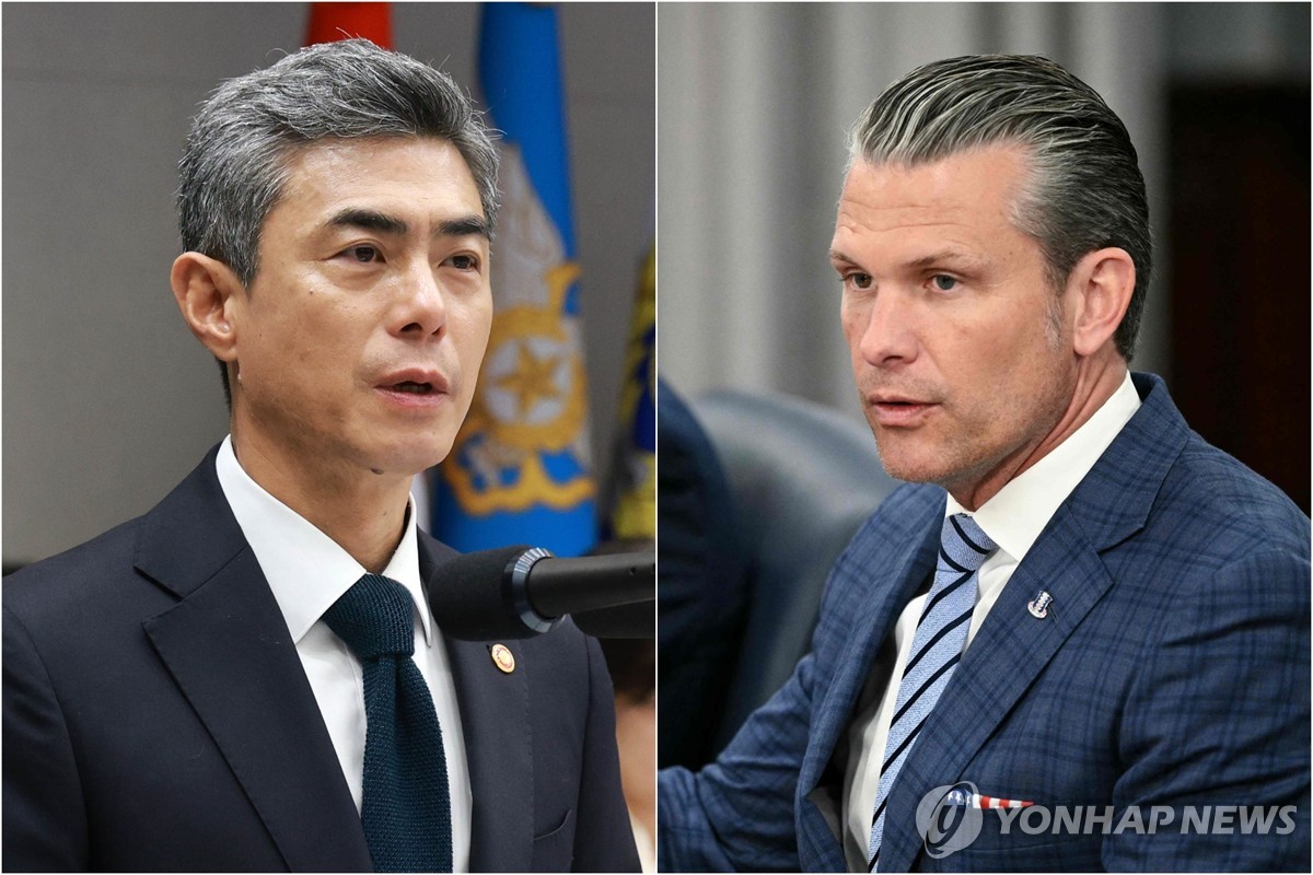 This composite photo, created using an image released by AFP, shows Defense Minister Kang Shin-chul (L) and U.S. Defense Secretary Pete Hegseth. (PHOTO NOT FOR SALE) (Yonhap)