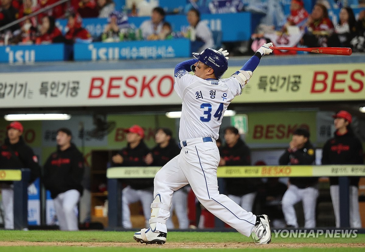 Choi Hyoung-woo of the Samsung Lions hits a solo home run against the Kia Tigers during Game 2 of the second round in the Korea Baseball Organization postseason at Daegu Samsung Lions Park in the southeastern city of Daegu on Oct. 27, 2026. (Yonhap)