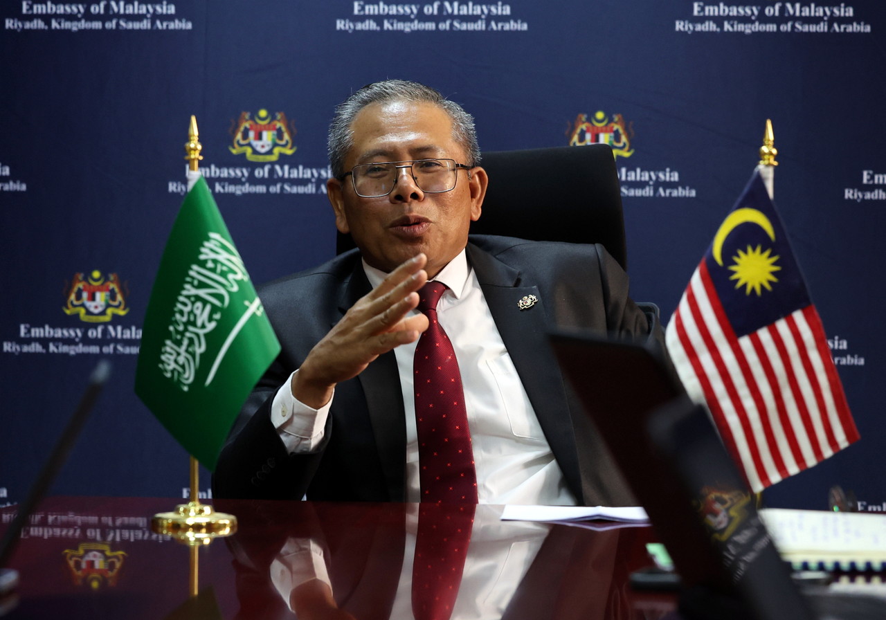 The personal invitation from Saudi Crown Prince and Prime Minister Mohammed bin Salman, to Malaysian Prime Minister Anwar Ibrahim to attend the special meeting of the World Economic Forum (WEF) in Riyadh highlights the close relationship between the two leaders, said Malaysian Ambassador to Saudi Arabia, Wan Zaidi Wan Abdullah.