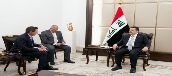 PM, Mohammed Shia Al-Sudani (right), the President of the US oil and energy technology company Halliburton, Shannon Slocum (left)