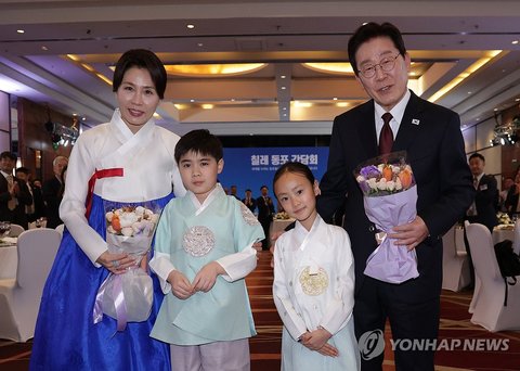 South Korean President Lee Jae Myung meets S. Korean residents in Santiago