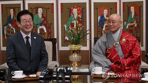 Opposition leader visits Buddhist leader