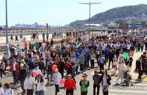 Vehicle-free road walking event