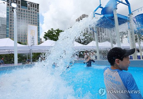 'Summer beach' at Gwanghwamoon