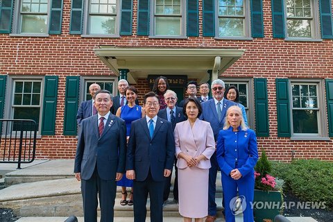 Lee visits memorial hall of late independence activist