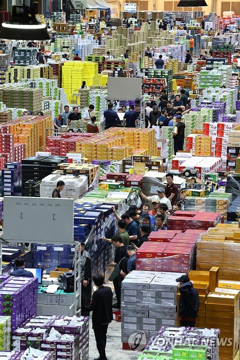 Bidding at fruit market ahead of holiday