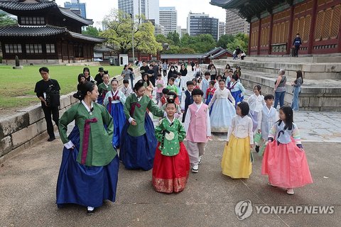 Children in 'hanbok' at Seoul palace