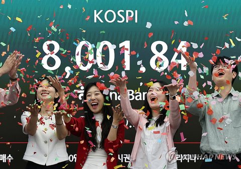 Employees take part in a ceremony at the dealing room of Hana Bank in Seoul on May 15, 2026, to celebrate the benchmark Korea Composite Stock Price Index having risen over the 8,000-point mark for the first time. (Yonhap)