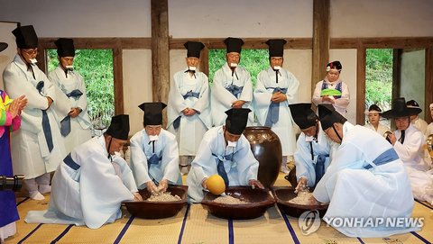 Sacred winemaking for Gangneung Dano Festival