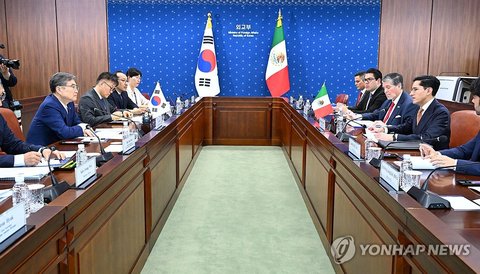 South Korean Foreign Minister Cho Hyun (L) holds talks with his Mexican counterpart, Roberto Velasco (R), in Seoul on Aug. 24, 2026, in this photo released by the South Korean foreign ministry. (PHOTO NOT FOR SALE) (Yonhap) (END)