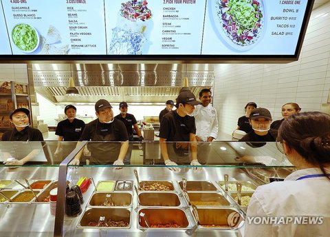 A participant places an order during a media showcase to launch the first Asian restaurant of the U.S. Mexican chain Chipotle in Seoul's Gangnam Ward on Sept. 1, 2026. (Yonhap) (END)