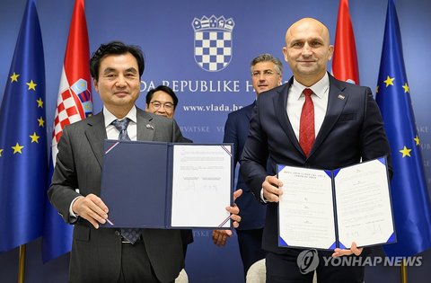 South Korean Defense Minister Ahn Gyu-back (L) and Croatian Deputy Prime Minister and Defense Minister Ivan Anusic pose for a photo in Zagreb on Sept. 10, 2026, after signing a defense deal worth some 640 billion won (US$477 million), under which Hanwha Aerospace Co. will export 18 Chunmoo multiple launch rocket systems to Croatia, in this photo provided by the South Korean defense ministry. (PHOTO NOT FOR SALE) (Yonhap) (END)