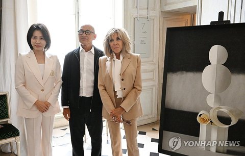 Kim Hea Kyung (L), wife of South Korean President Lee Jae Myung, and Brigitte Macron, wife of French President Emmanuel Macron, visit an exhibition on "hanji," or Korean traditional handmade paper, at the Hotel de la Marine in Paris on Sept. 8, 2026. (Yonhap) (END)