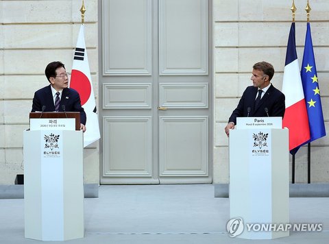 South Korean President Lee Jae Myung (L) and French President Emmanuel Macron attend a joint press conference following their talks at the Elysee Palace in Paris on Sept. 8, 2026. (Yonhap) (END)