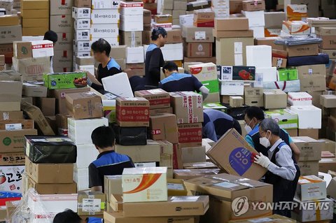 Workers process parcels for door-to-door delivery services at a logistics center of Korea Post, the state postal service, in Seoul on Sept. 11, 2026, ahead of Chuseok, the Korean harvest holiday, which falls on Sept. 25 this year and is part of a four-day break. Many Koreans exchange gifts during the holiday. (Yonhap) (END)