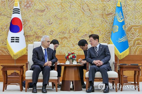 South Korean President Lee Jae Myung (R) holds talks with International Energy Agency Executive Director Fatih Birol at the presidential office Cheong Wa Dae in Seoul on Sept. 17, 2026. (Pool photo) (Yonhap) (END