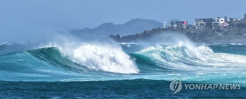 High waves approach the shore in the city of Seogwipo on South Korea's resort island of Jeju on Sept. 4, 2026, as Typhoon Krovanh, also known as Typhoon No. 24, is expected to have an indirect impact on the island. (Yonhap) (END)